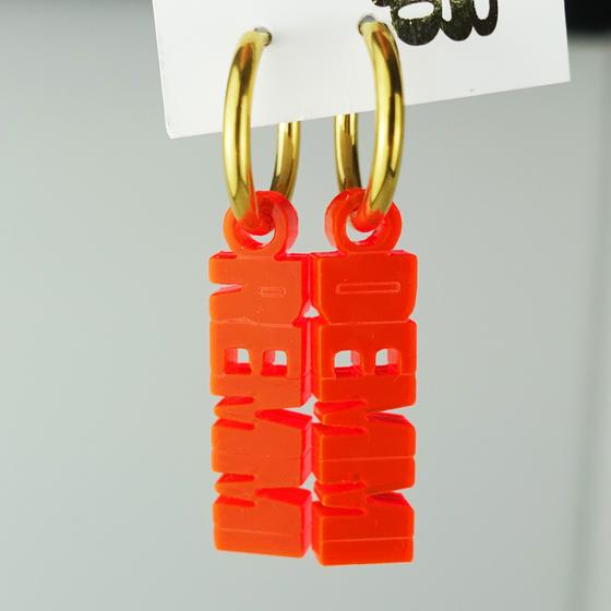 goldmarie Ohrringe REMMI DEMMI - Plexi Schriftzug - neon orange - 2,5 cm