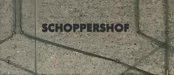 U-Bahn-Tasse Nuernberg Schoppershof der Linie U2 in der originalgetreuen Stations-Gestaltung - die Rückwände in Spritzbeton mit kreuz und quer darüber laufenden Seilen und dazwischen schwarze Buchstaben