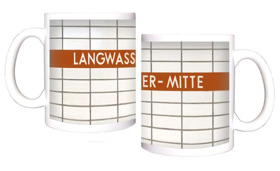 U-Bahn-Tasse Nuernberg Langwasser-Mitte der Linie U1 in der originalgetreuen Stations-Gestaltung - weisser Fliesenspiegel mit weisser Schrift auf braunem Streifen
