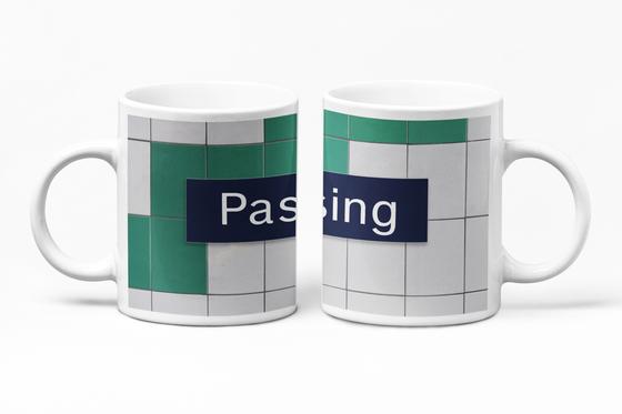 S-Bahnhof Pasing Kaffeetasse - dunkelblaues S-Bahnschild mit weißer, serifenloser Schrift, vor weißer Fliesenwand mit vereinzelten grünen Fliesen