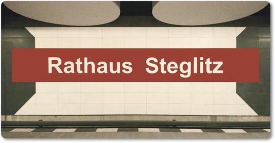 U-Bahnhof Rathaus Steglitz U-Bahn Souvenir Magnet- originalgetreue Abbildung des Bahnhofs, rotes Schild mit weißer Schrift zwischen Gleisbett und runder Deckengestaltung