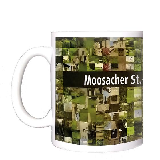 U-Bahnhof Moosacher St.Martins Platz Kaffeetasse - weiße Schrift auf schwarzem Streifen, vor Bildermosaik von der Umgebung
