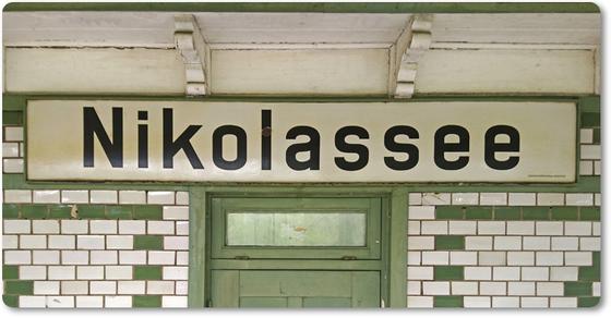 S-Bahn-Magnet Berlin Nikolassee Linie S1 in der originalgetreuen Stations-Gestaltung mit weissgrauen und laubgrünen Kacheln, weissem  Emaileschild Schild mit schwarzer Schrift
