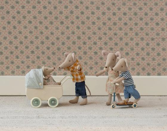 Maileg Kinderwagen mit Babymaus Minze