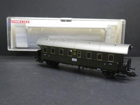 Fleischmann 5072 K 2-achs. Personenwagen 3. Klasse der Bauart Cid 27 DRG dunkelgrün Spur H0