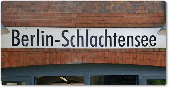S-Bahn-MagnetBerlin Schlachtensee Linie S1 in der originalgetreuen Stations-Gestaltung mit kaminroten Ziegeln und weissem Schild mit schwarzer Schrift