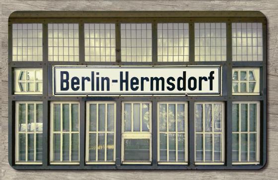 S-Bahnhof Hermsdorf - schwarze Schrift auf weißem Schild im Hintergrund Fenster - Ansicht Tasse links und rechts