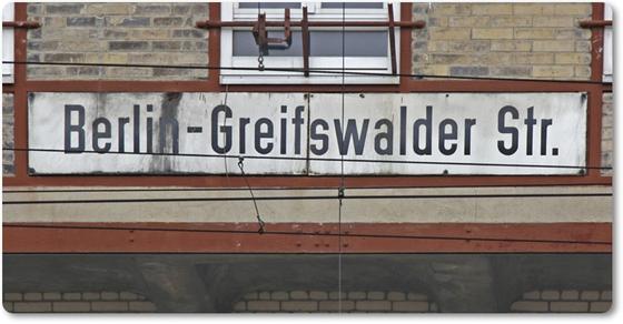 S-Bahnhof Greifswalder Straße Kühlschrankmagnet schwarze Schrift auf weissem Hintergrund über S-Bahnunterführung aus rotem Backstein