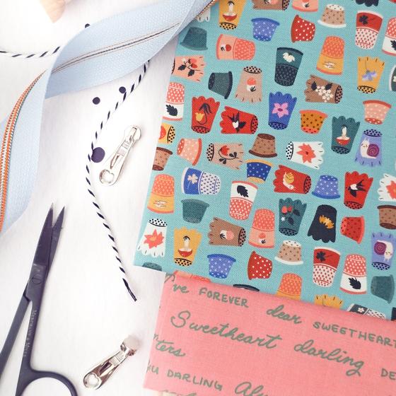 Baumwollstoff Thimbelina mit lustigen Fingerhut-Motiven in Mist von Riley Blake Designs