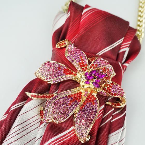 goldmarie Schmuck-Krawatte mit Strass-Blume - Vintage Krawatte recycelt - rot - upcycling Unikat 