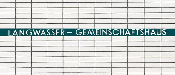 U-Bahn-Tasse Nuernberg Langwasser-Süd der Linie U1 in der originalgetreuen Stations-Gestaltung - weisser Fliesenspiegel mit weisser Schrift auf petrolfarbenem Streifen