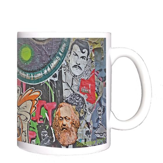 Klassischer Kaffeebecher aus weisser Keramik mit einem Foto einer bunten Streetart-Wand mit Berlin-Schriftzug in Berlin Friedrichshain - beklebt und bemalt von vielen verschiedenen Künstlern 