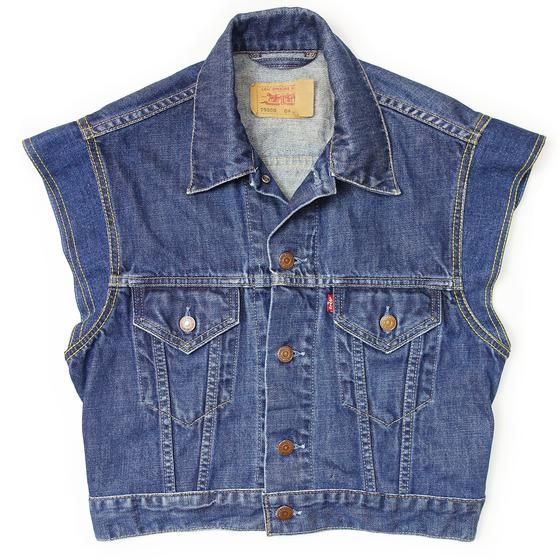 goldmarie Jeansweste LOVE PEACE MOIN - NR 39 - Häckel-Applikation - Recycelt aus einer Jeansjacke - denim blau