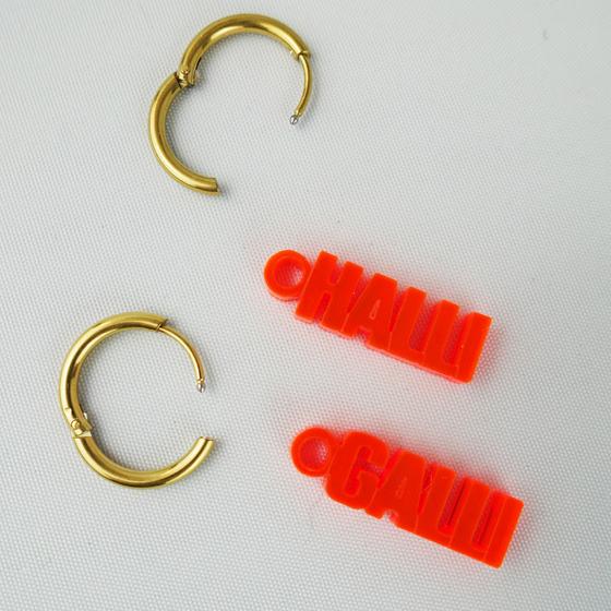 goldmarie Ohrringe HALLI GALLI  - Plexi Schriftzug - neon orange - 2,5cm