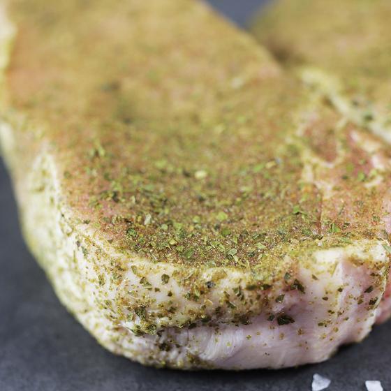 Rueckensteak vom Offenstallschwein, roh, mariniert