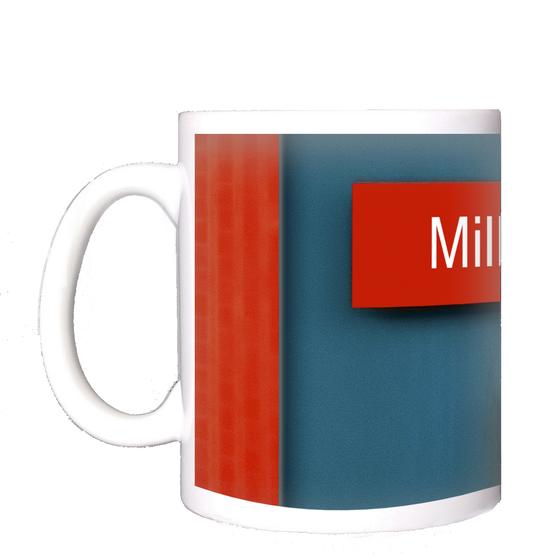 U-Bahnhof Milbertshofen München Kaffeetasse - rotes Schild,mit weißer Schrift auf blauem Untergrund mit rotem Streifen und weißer Tafel mit Muster in der rechten unteren Ecke