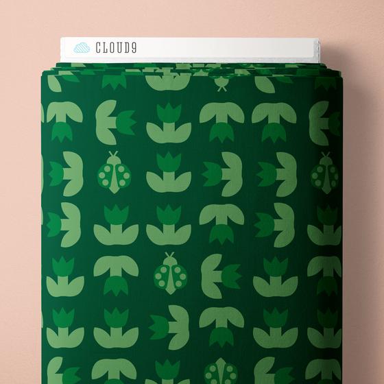 Cloud9 Fabrics A Tulip Story von Leah Duncan – Bio-Baumwollstoff mit bunten Tulpen, Erdbeeren, Blumen und verspielten Feenmotiven.