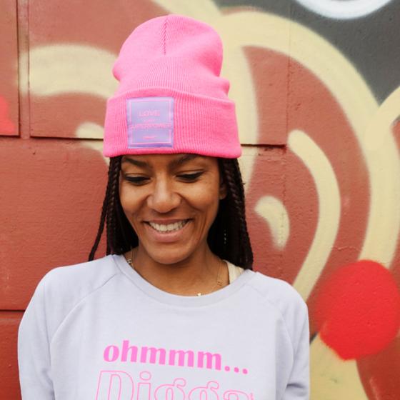 goldmarie Beanie Mütze LOVE IS MY SUPERPOWER lila Label - neon pink