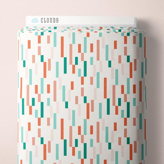 Cloud9 Fabrics Down the River von Mel Armstrong – Bio-Baumwollstoff mit Naturmotiven, Reihern, rosa Ottern und Seerosen in harmonischen Grün-, Türkis- und Rosatönen.