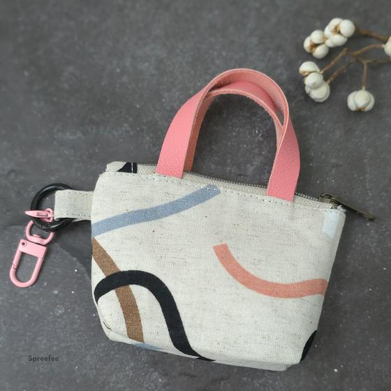 Japanischer Baumwoll-Leinen-Canvas mit dynamischem Linienmuster in modernen Farben. Ideal für Taschen, Accessoires und grafische Nähprojekte.