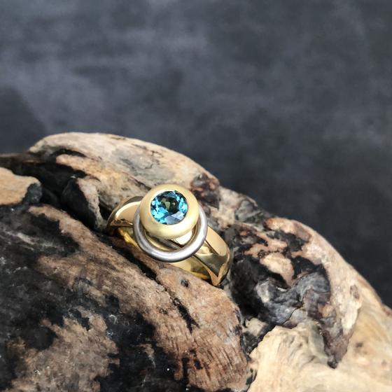 Beweglicher Ring mit Geräusch und Turmalin