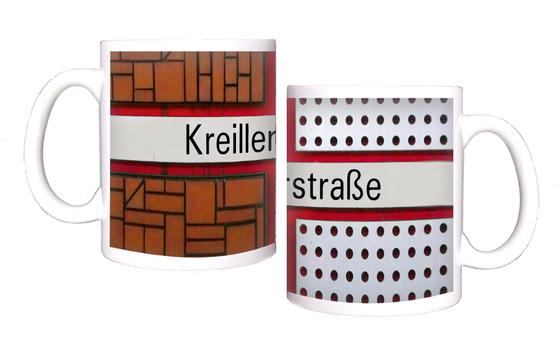 U-Bahnhof Kreillerstraße Kaffeetasse - schwarze Schrift auf weißem Schild, welches Teil eines roten Kreuzes ist, vor zweigeteiltem Hintergrund mit schwarz-weißen Punkten und rot-braunem Backsteinmuster