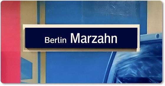 S-Bahnhof Marzahn Kühlschrankmagnet weiße Schrift auf blauem Schild über blauem Bahnhofsdesign