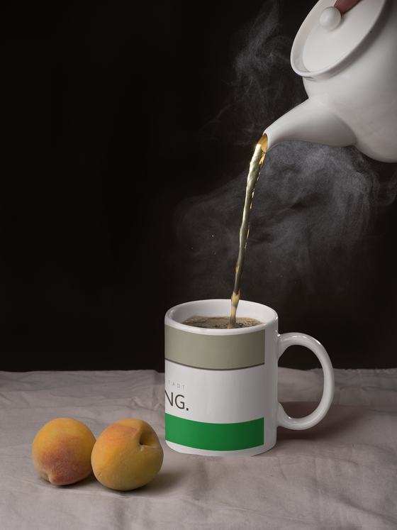 U-Bahnhof Garching Kaffeetasse - Garching Wappen mit schwarzer Schrift auf weißem Streifen, über grünem Streifen, unter beige-gelbem Streifen