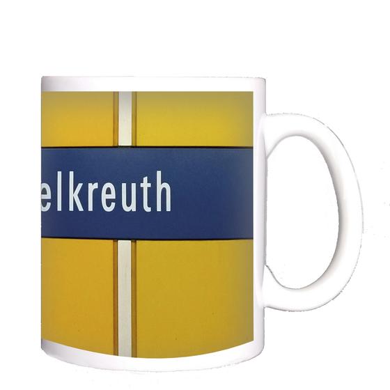 U-Bahn-Tasse mit dem Schriftzug des Muenchner Bahnhofs Holzapfelkreuth der Linie U6 - Dunkelblaues Schild mit weissem Text auf orangenem Grund  