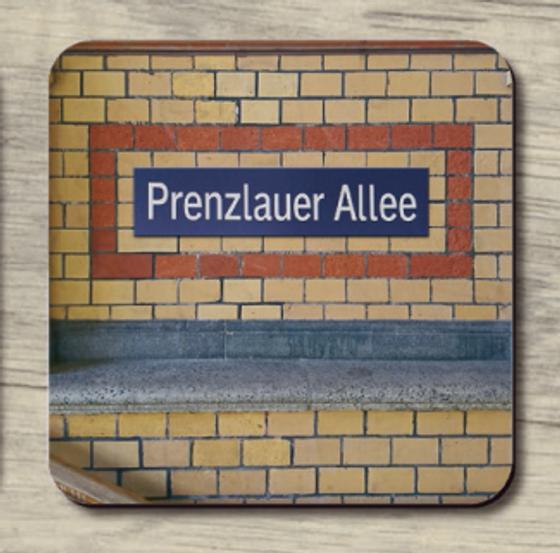 S-Bahnhof Prenzlauer Allee - weiße Schrift auf blauem Schilm auf Backsteinmauer 