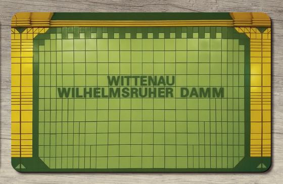 U-Bahnhof Wittenau Wilhelmsruher Damm - Dunkelgrüne Schrift auf apfelgrünen Fliesen oben dunkelgrüne Fliesen und ocker-farbender Stuck