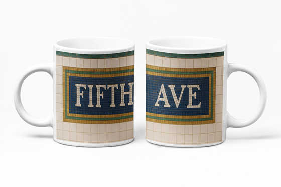 U-Bahnhof Fith Avenue Kaffetasse - weise Schrift auf blauem Hintergrund, grüner Rand dahinter graue Fliesen
