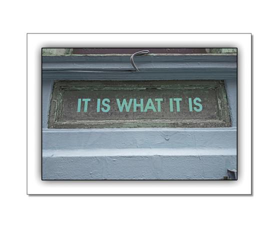 Besondere Foto-Postkarte mithellblaue Schrift in Großbuchstaben auf dunklem Grund und blauer Hauswand - Englische Karte - postcard english 