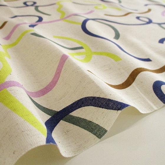 Japanischer Baumwoll-Leinen-Canvas mit dynamischem Linienmuster in modernen Farben. Ideal für Taschen, Accessoires und grafische Nähprojekte.