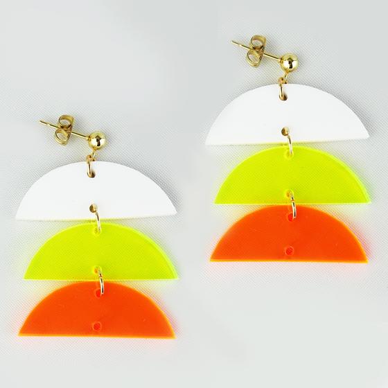 goldmarie Plexi Ohrringe GRAPHIC EDITION NR 11 - neon orange-gelb mit weiß