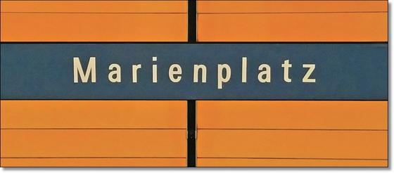 U-Bahnhof Marienplatz Kaffeetasse - weiße Schrift auf blauem Schild, vor orangem Hintergrund