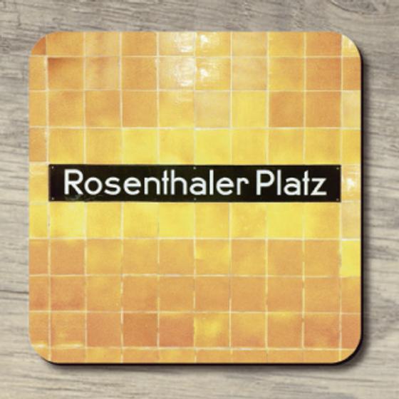 U-Bahnhof Rosenthaler Platz - weiße Schrift auf schwarzem Schild im Hintergrund gold-gelbe Fliesen