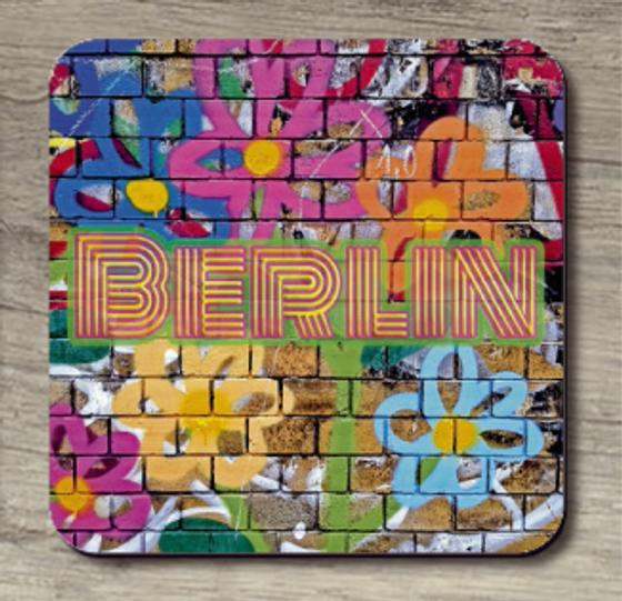 Untersetzer Flowerpower Streetart Frühstücksbretchen roter Schriftzug  mit grünem Rand auf buntem Hintergrund mit Blumen 