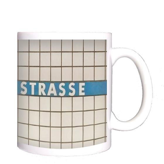 U-Bahn-Tasse Frankenstrasse der Nuernberger Linie U1 in der originalgetreuen Stations-Gestaltung - weiße Schrift auf blauem Streifen, Kachelhintergrund
