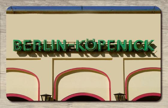 S-Bahnhof Berlin - Köpenick Frühstücksbrettchen - Grüne erhabene Buchstaben auf creme-farbiger Fassade
