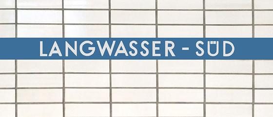 U-Bahn-Tasse Nuernberg Langwasser-Süd der Linie U1 in der originalgetreuen Stations-Gestaltung - weisser Fliesenspiegel mit weisser Schrift auf hellblauem Streifen