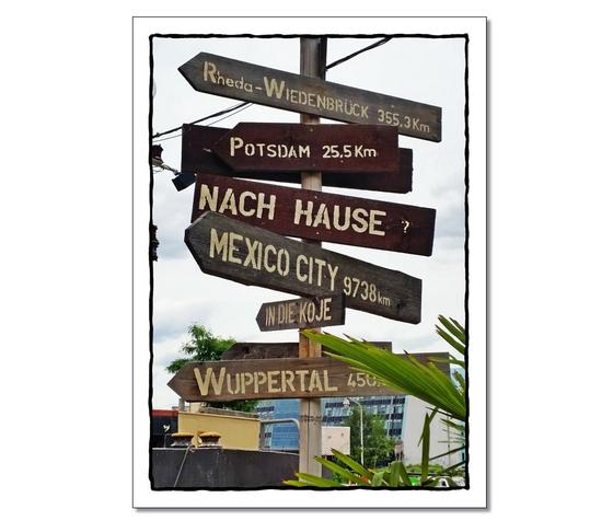 Klassische Postkarte - Foto von Richtungsschilder nach verschiedenen Staedten. Home is where the heart is. 