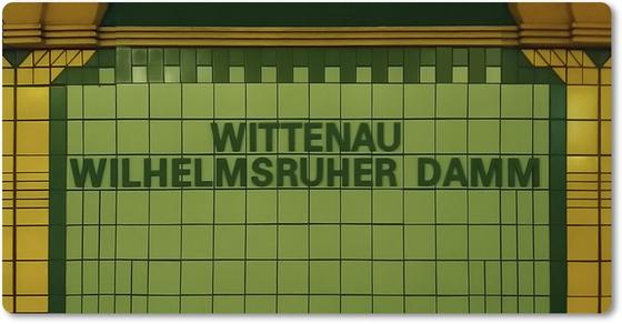 U-Bahnhof Wittenau Wilhelmsruher Damm - Dunkelgrüne Schrift auf apfelgrünen Fliesen oben dunkelgrüne Fliesen und ocker-farbender Stuck