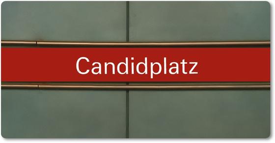 U-Bahnhof Candidplatz Kühlschrankmagnet - weiße Schrift, auf rotem Streifen, schwarz umrandet, vor grauem Untergrund