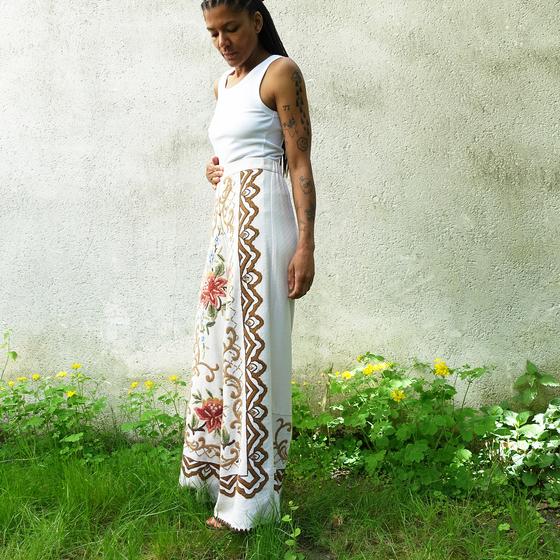 goldmarie Damast Hose NR 1 - Blumenmuster - hand bestickt - Vintage-Stoff Recycelt - ONE SIZE