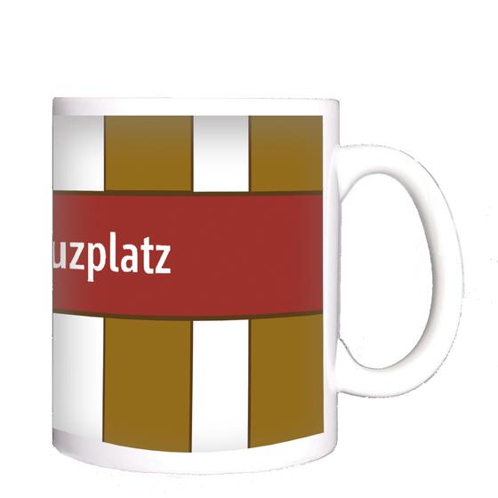 U-Bahnhof Rotkreuzplatz München Kaffeetasse - weiße Schrift auf dunkelrotem Schild vor braun-weiß getreiftem Hintergrund