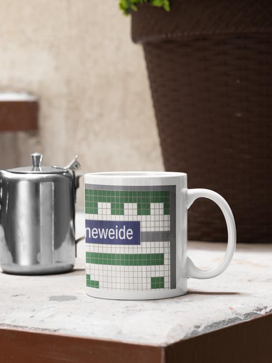 S-Bahnhof Schöneweide Berlin - weiße Schrift auf blauem hintergrund auf weißen Kacheln mit grünem Muster