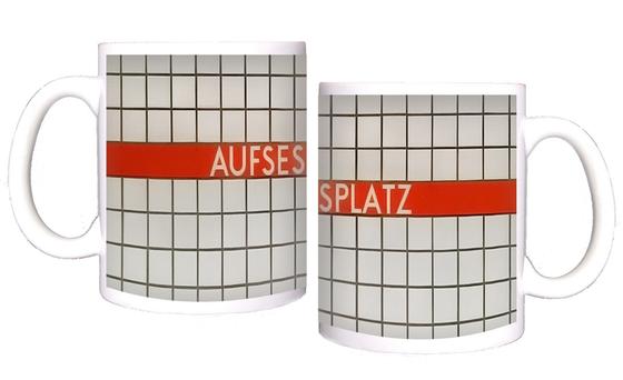 U-Bahn-Tasse Aufsessplatz der Nuernberger Linie U1 in der originalgetreuen Stations-Gestaltung - weiße Schrift auf rot-orangem Streifen mit weißen Kachelhintergrund 