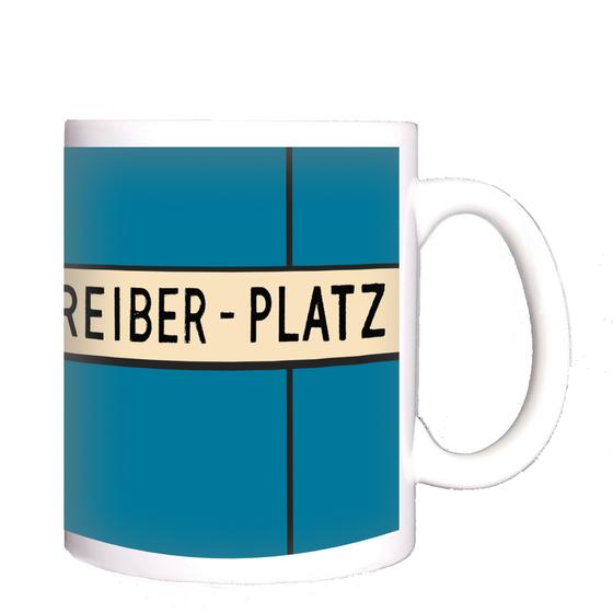 U-Bahn-Tasse Berlin Walther-Schreiber-Platz in der originalgetreuen Stations-Gestaltung bis 2015 - schwarze Schrift auf weißem Streifen vor blauem Hintergrund mit schwarzem Streifen