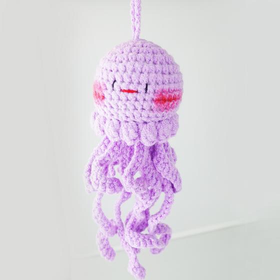 goldmarie Taschenanhänger QUALLE - gehäkelt - lavendel 